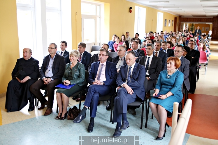 Defibrylatory AED dla szkół i nowy bus dla SOSW