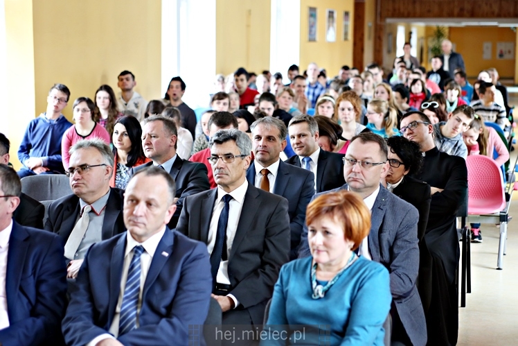 Defibrylatory AED dla szkół i nowy bus dla SOSW