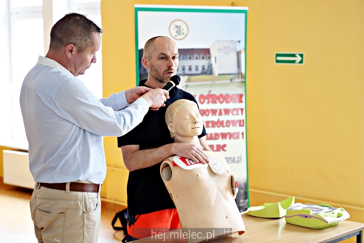 Defibrylatory AED dla szkół i nowy bus dla SOSW