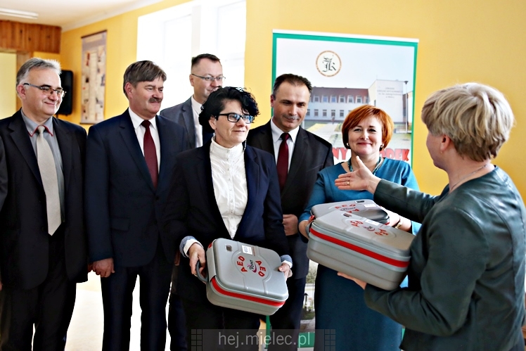 Defibrylatory AED dla szkół i nowy bus dla SOSW