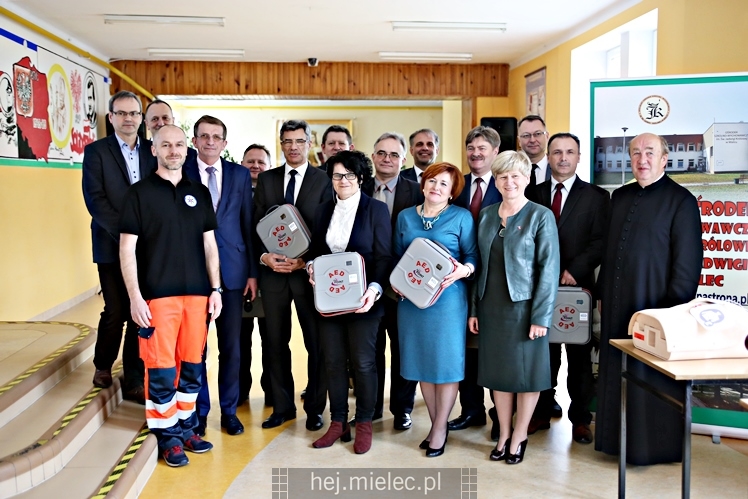 Defibrylatory AED dla szkół i nowy bus dla SOSW