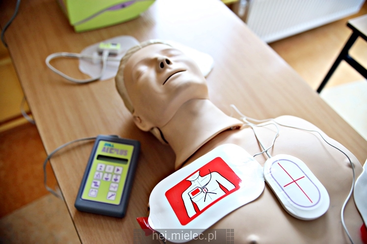 Defibrylatory AED dla szkół i nowy bus dla SOSW