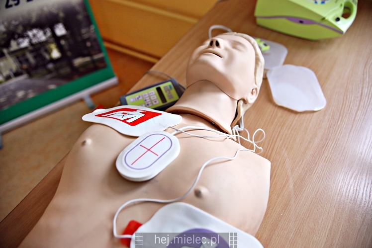 Defibrylatory AED dla szkół i nowy bus dla SOSW