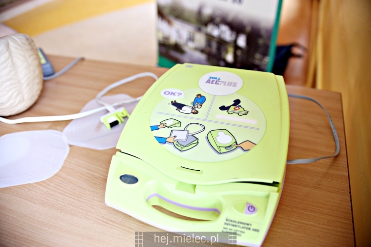 Defibrylatory AED dla szkół i nowy bus dla SOSW