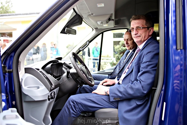 Defibrylatory AED dla szkół i nowy bus dla SOSW