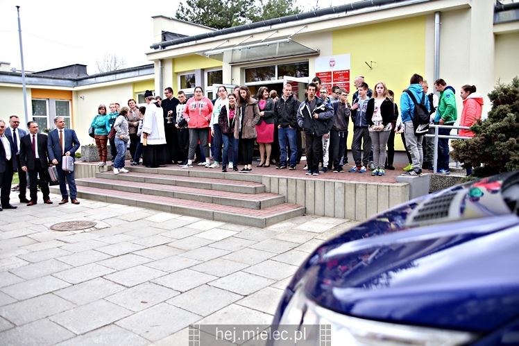 Defibrylatory AED dla szkół i nowy bus dla SOSW