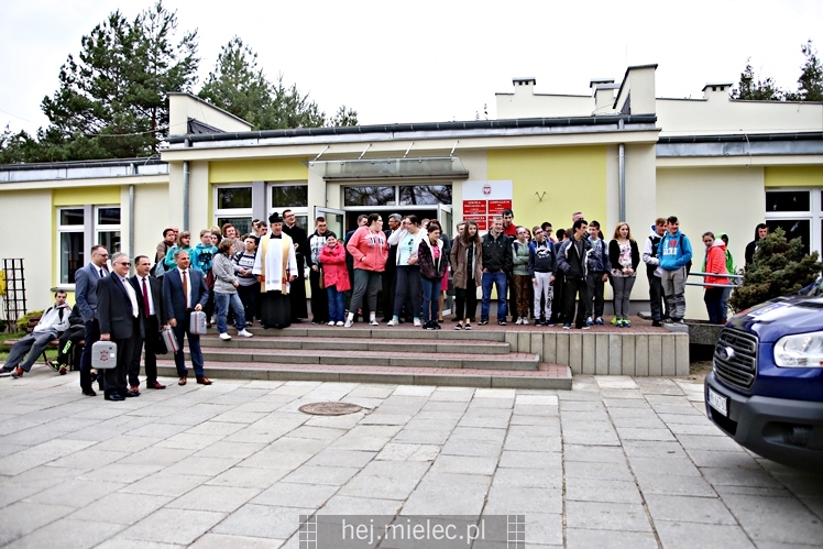 Defibrylatory AED dla szkół i nowy bus dla SOSW