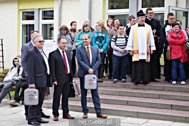 Defibrylatory AED dla szkół i nowy bus dla SOSW