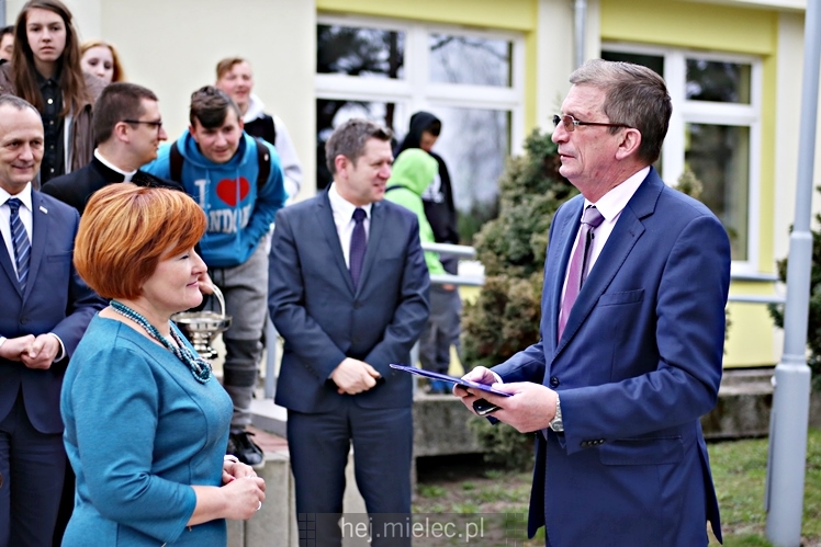 Defibrylatory AED dla szkół i nowy bus dla SOSW