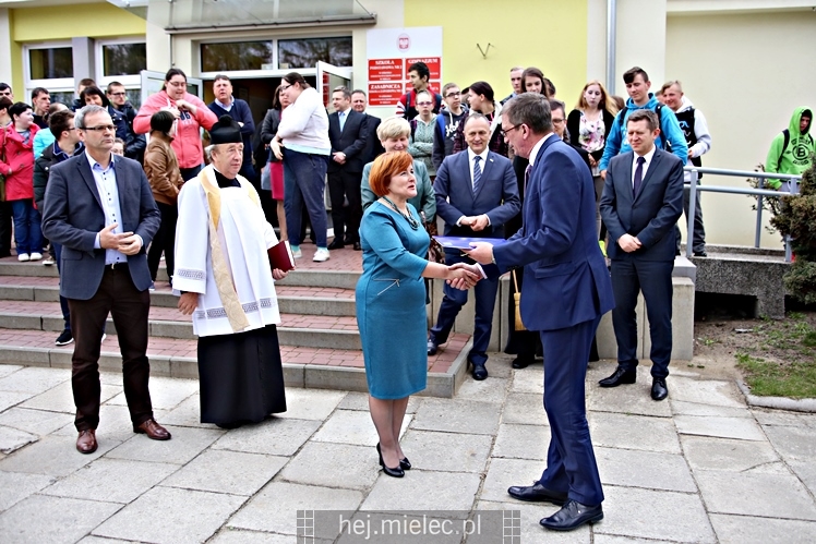 Defibrylatory AED dla szkół i nowy bus dla SOSW