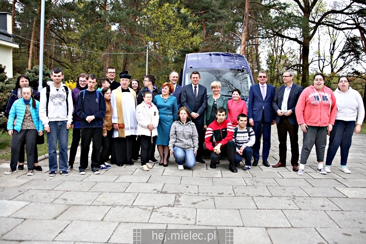 Defibrylatory AED dla szkół i nowy bus dla SOSW