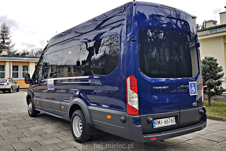 Defibrylatory AED dla szkół i nowy bus dla SOSW