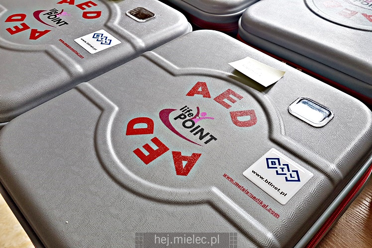 Defibrylatory AED dla szkół i nowy bus dla SOSW
