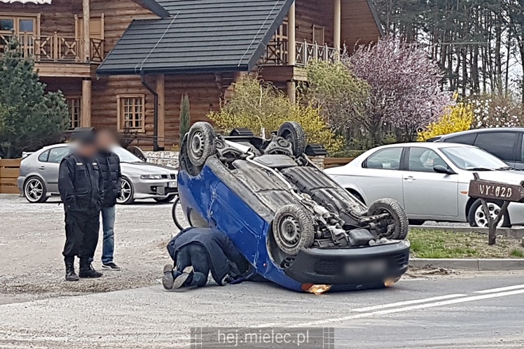 Dachowania fiata przy strefie