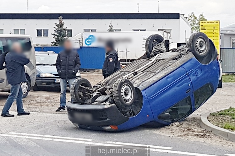 Dachowania fiata przy strefie