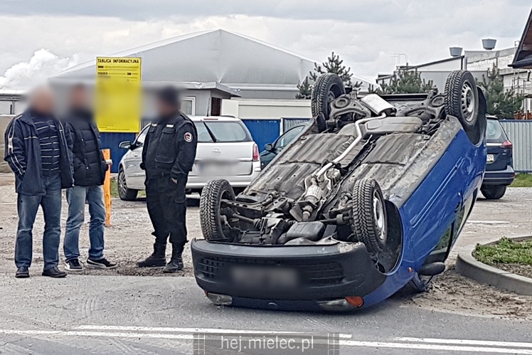 Dachowania fiata przy strefie