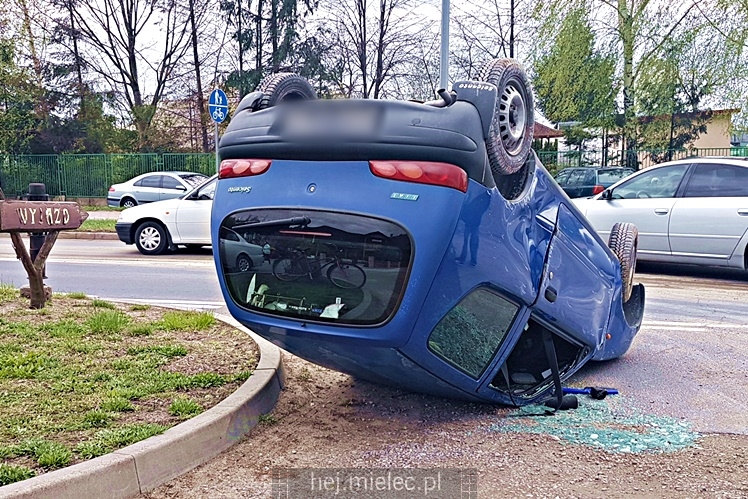 Dachowania fiata przy strefie