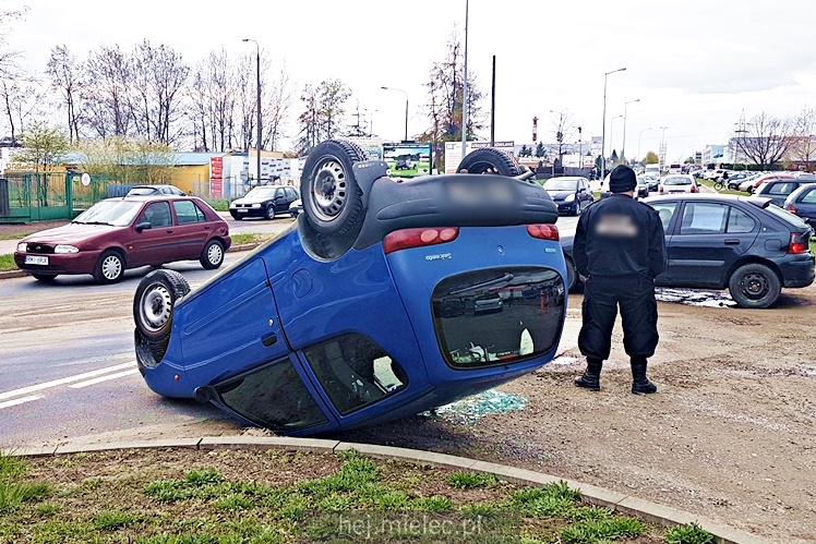 Dachowania fiata przy strefie