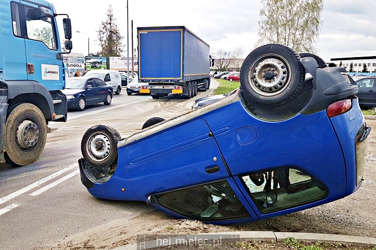 Dachowania fiata przy strefie