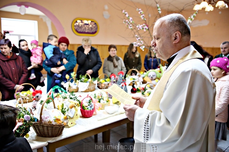 Wielkanoc 2017: Święcenie pokarmów w Domu Ludowym w Złotnikach