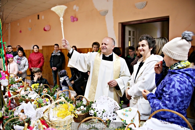 Wielkanoc 2017: Święcenie pokarmów w Domu Ludowym w Złotnikach