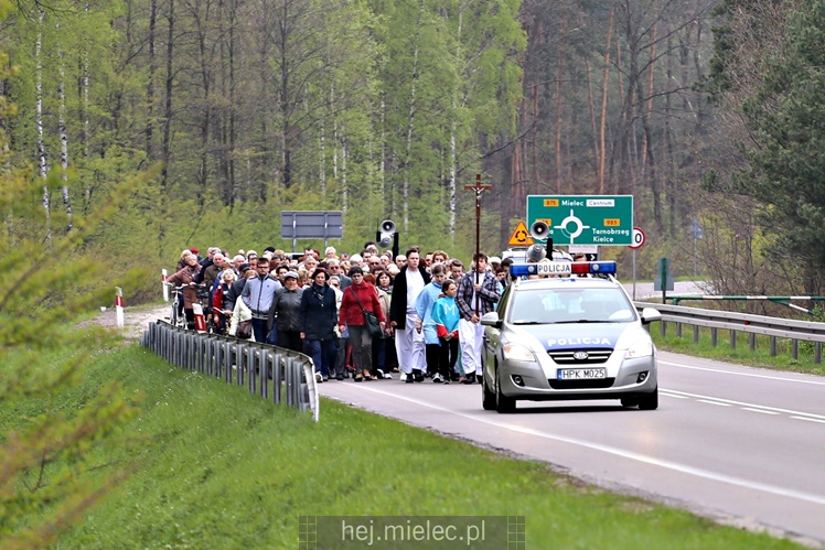 Pielgrzymka i nabożeństwo majowe przy kapliczce na Biesiadce