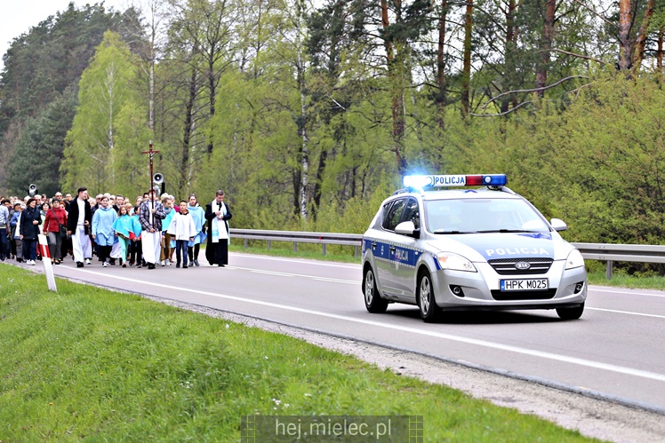 Pielgrzymka i nabożeństwo majowe przy kapliczce na Biesiadce