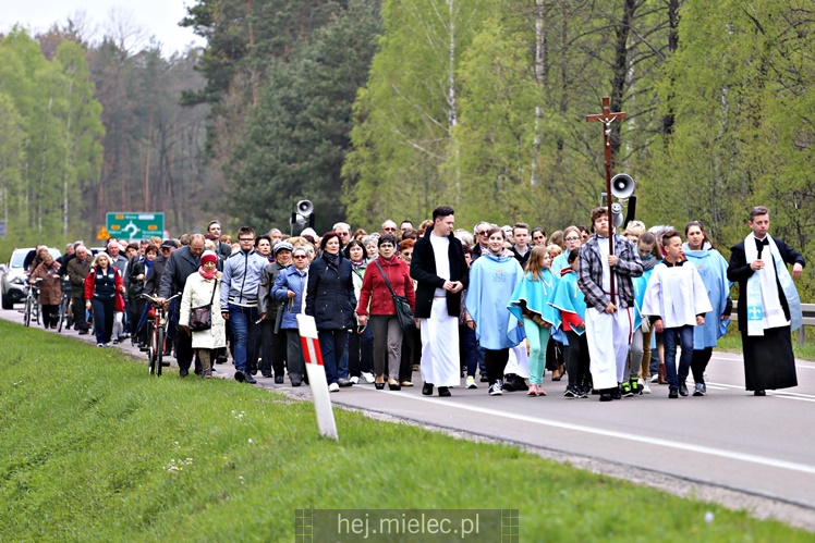 Pielgrzymka i nabożeństwo majowe przy kapliczce na Biesiadce