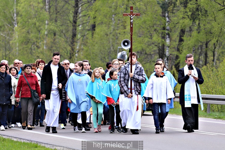 Pielgrzymka i nabożeństwo majowe przy kapliczce na Biesiadce