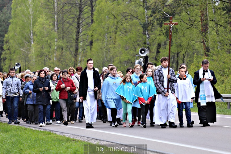 Pielgrzymka i nabożeństwo majowe przy kapliczce na Biesiadce