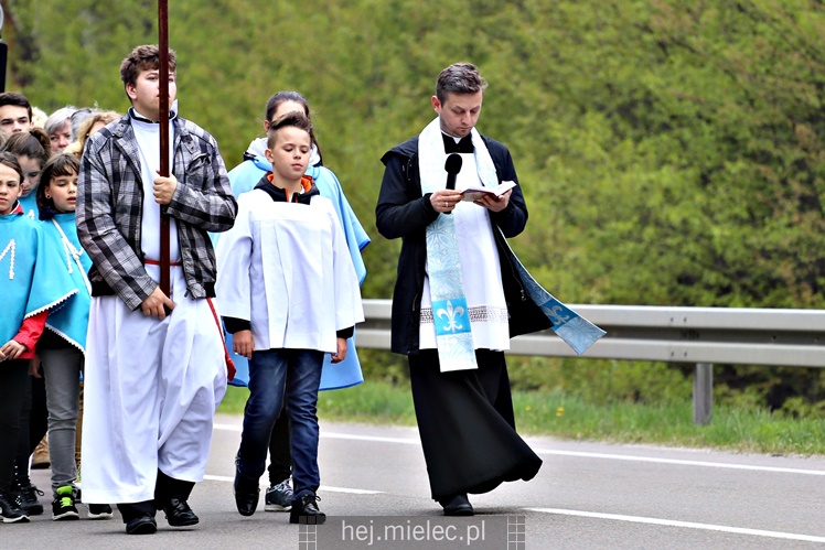 Pielgrzymka i nabożeństwo majowe przy kapliczce na Biesiadce