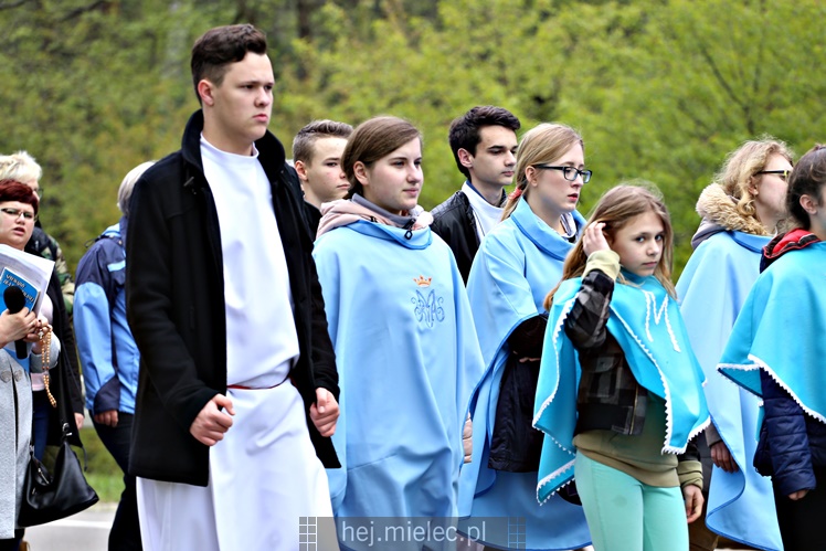 Pielgrzymka i nabożeństwo majowe przy kapliczce na Biesiadce