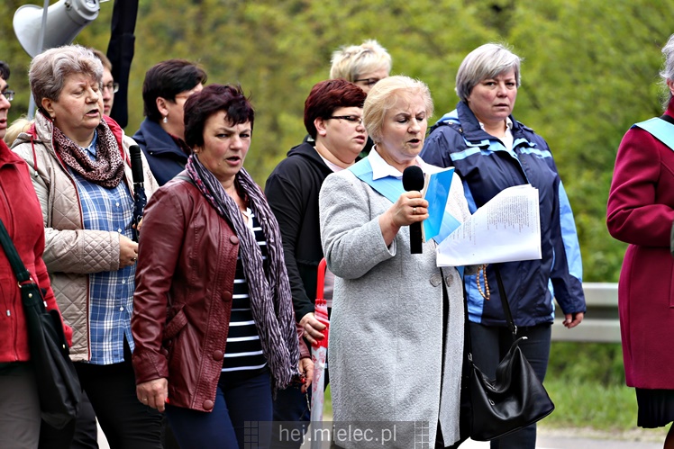 Pielgrzymka i nabożeństwo majowe przy kapliczce na Biesiadce