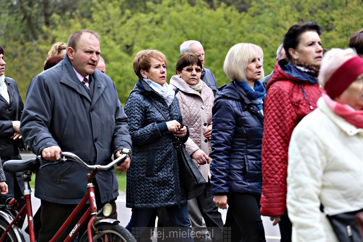 Pielgrzymka i nabożeństwo majowe przy kapliczce na Biesiadce