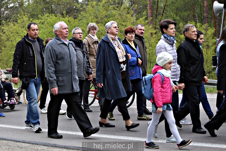 Pielgrzymka i nabożeństwo majowe przy kapliczce na Biesiadce