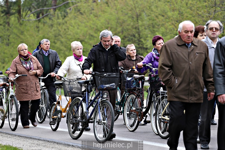 Pielgrzymka i nabożeństwo majowe przy kapliczce na Biesiadce