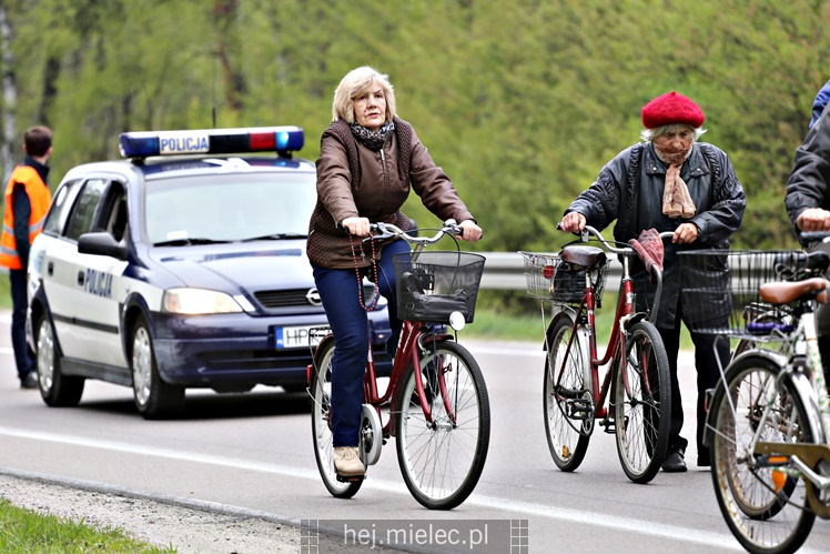 Pielgrzymka i nabożeństwo majowe przy kapliczce na Biesiadce