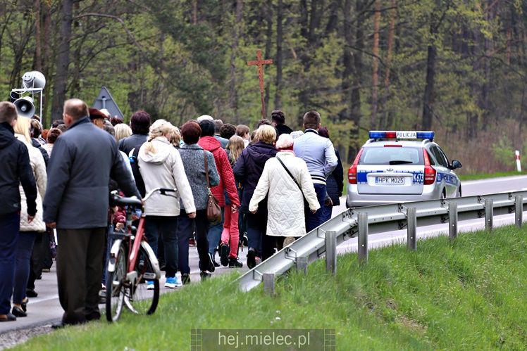Pielgrzymka i nabożeństwo majowe przy kapliczce na Biesiadce