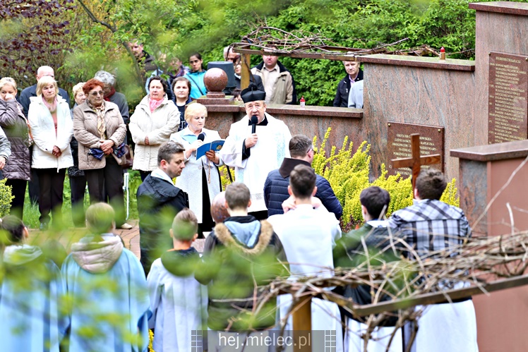Pielgrzymka i nabożeństwo majowe przy kapliczce na Biesiadce