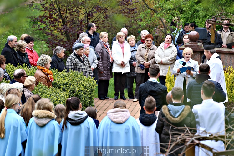 Pielgrzymka i nabożeństwo majowe przy kapliczce na Biesiadce