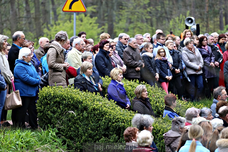 Pielgrzymka i nabożeństwo majowe przy kapliczce na Biesiadce