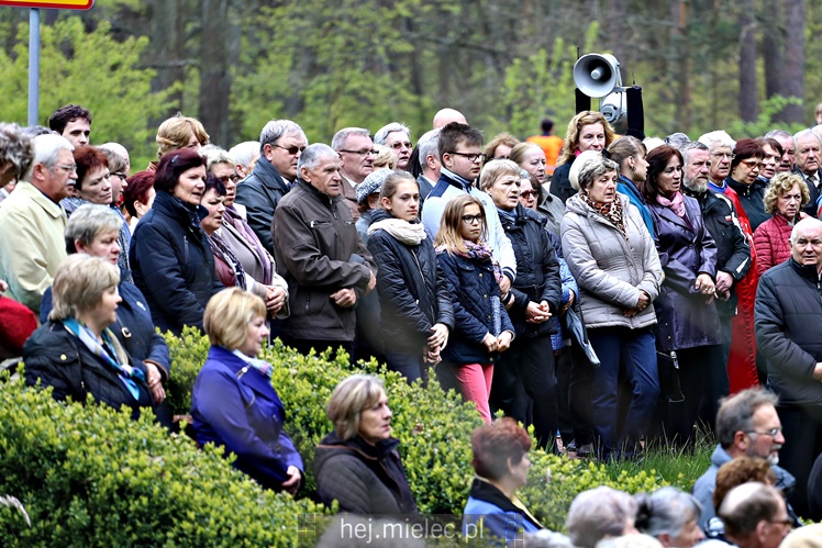Pielgrzymka i nabożeństwo majowe przy kapliczce na Biesiadce