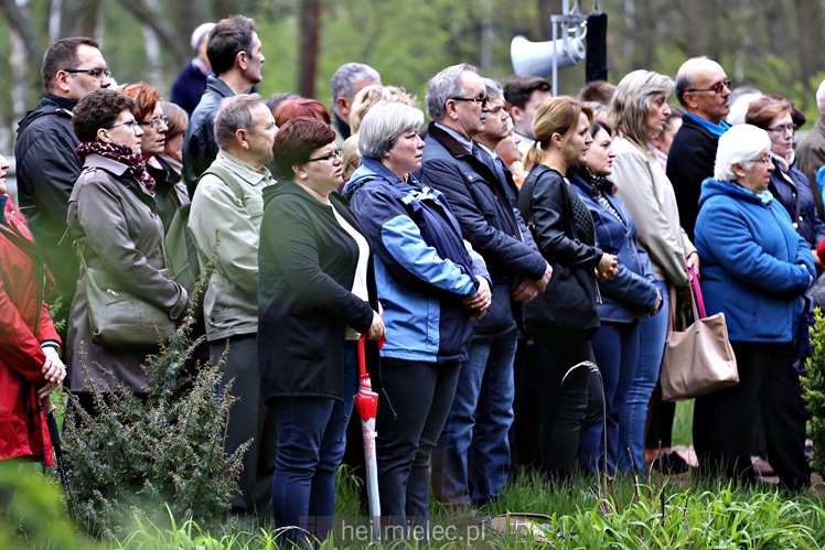 Pielgrzymka i nabożeństwo majowe przy kapliczce na Biesiadce