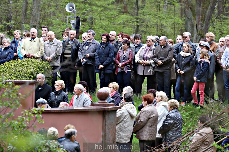 Pielgrzymka i nabożeństwo majowe przy kapliczce na Biesiadce