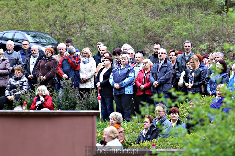 Pielgrzymka i nabożeństwo majowe przy kapliczce na Biesiadce