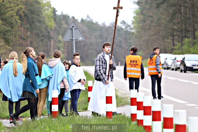 Pielgrzymka i nabożeństwo majowe przy kapliczce na Biesiadce