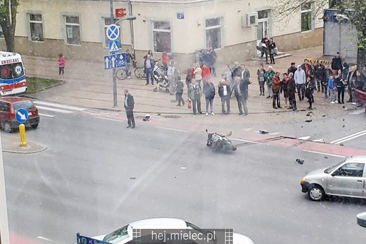 Zderzenie motocyklisty z osobówką w centrum miasta