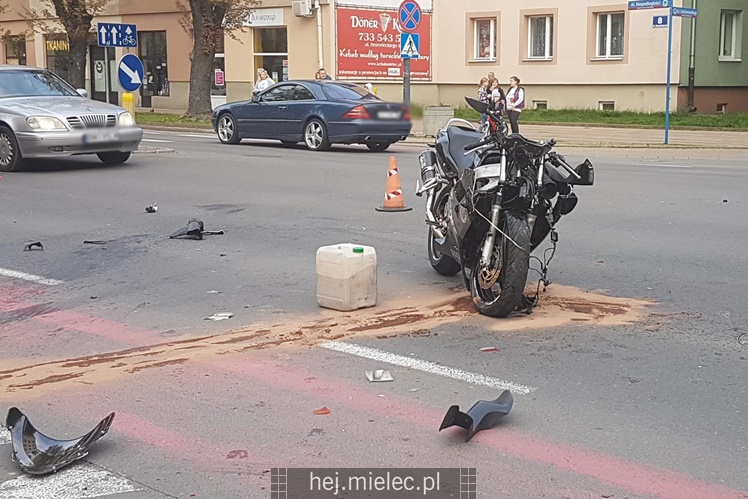 Zderzenie motocyklisty z osobówką w centrum miasta