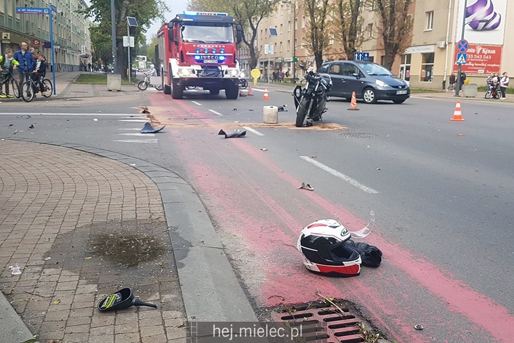 Zderzenie motocyklisty z osobówką w centrum miasta