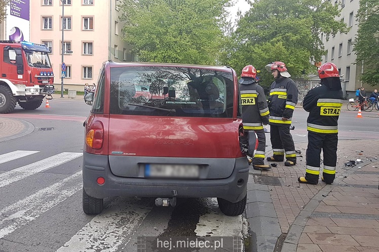 Zderzenie motocyklisty z osobówką w centrum miasta
